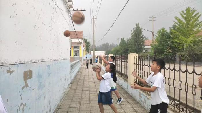 成年人如何在业余时间练习篮球接球技巧?_1